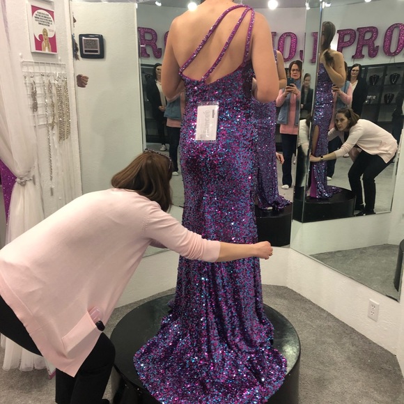 Size 8 sequin prom dress - Picture 2 of 3